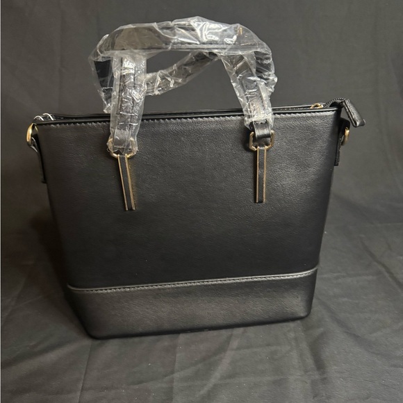 Elegant Black Leather Handbag - Picture 2 of 10